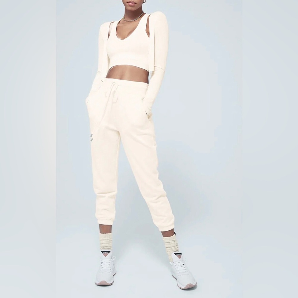 ALO YOGA® 
7/8 Easy Sweatpant - Ivory